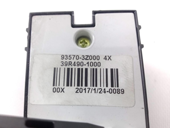 935703Z000 MANDO ELEVALUNAS PUERTA LAT DEL IZQ HYUNDAI i40 (VF) |Desguaces La Cabaña