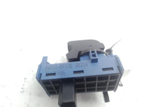 818100f030 MANDO ELEVALUNAS PUERTA LAT DEL DER TOYOTA VERSO (_R2_)|Desguaces La Cabaña