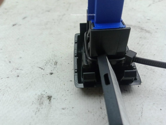 6F0953235 INTERRUPTOR WARNING SEAT ARONA (KJ7)|Desguaces La Cabaña