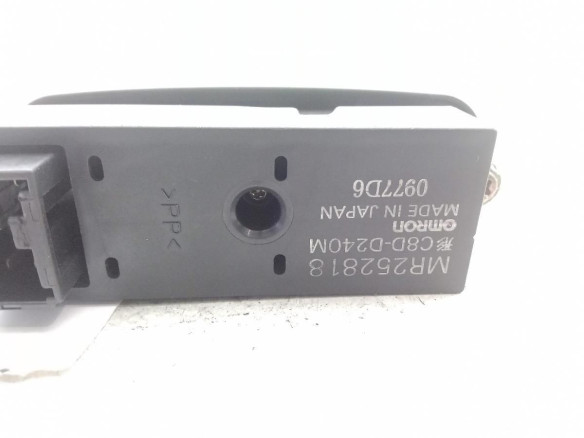 MR252818 MANDO ELEVALUNAS PUERTA LAT DEL DER MITSUBISHI MONTERO   (V3_W, V2_W, V4_W)|Desguaces La Cabaña