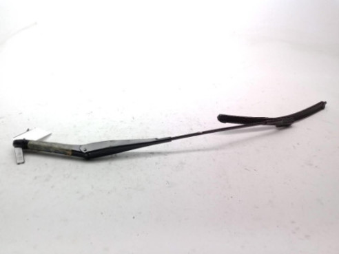 8A61175268B BRAZO LIMPIAPARABRISAS DEL DER FORD FIESTA VI|Desguaces La Cabaña
