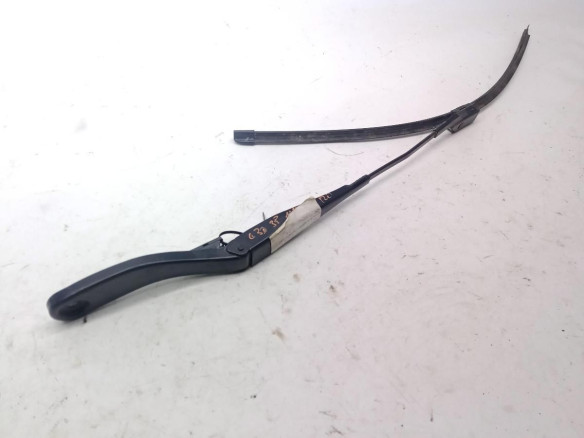31253996 BRAZO LIMPIAPARABRISAS DEL IZQ VOLVO C30 (533)|Desguaces La Cabaña