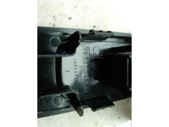 96637534XT MANDO ELEVALUNAS PUERTA LAT DEL DER CITROEN C3 II|Desguaces La Cabaña