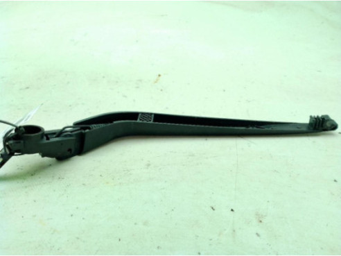 8524102040  BRAZO LIMPIAPARABRISAS TRA PORTÓN TOYOTA AURIS (_E15_)|Desguaces La Cabaña
