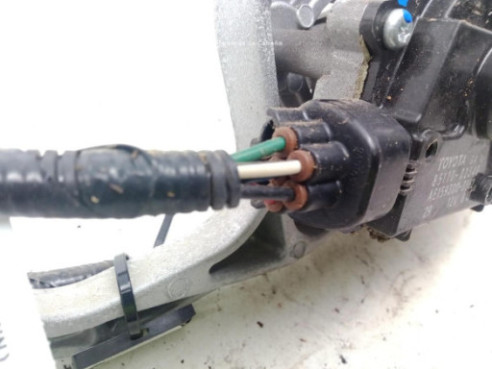 8511002340 MOTOR LIMPIAPARABRISAS DEL TOYOTA AURIS (_E18_)|Desguaces La Cabaña