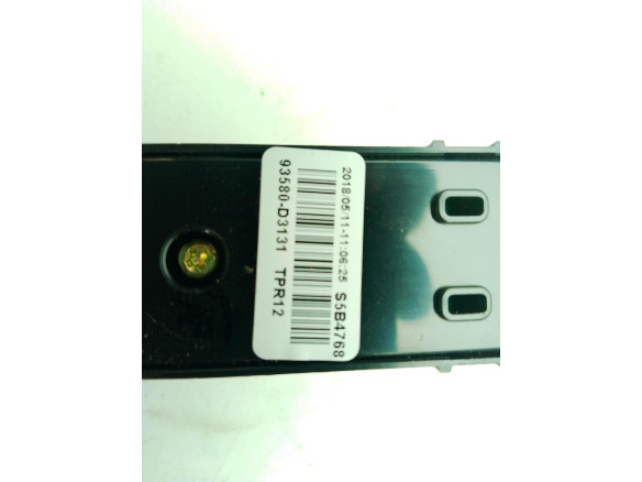 93580D3131 MANDO ELEVALUNAS PUERTA LAT TRA DER HYUNDAI TUCSON (TL)|Desguaces La Cabaña