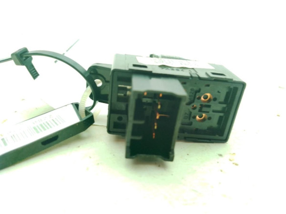 93580A4010 MANDO ELEVALUNAS PUERTA LAT TRA IZQ KIA CARENS IV|Desguaces La Cabaña