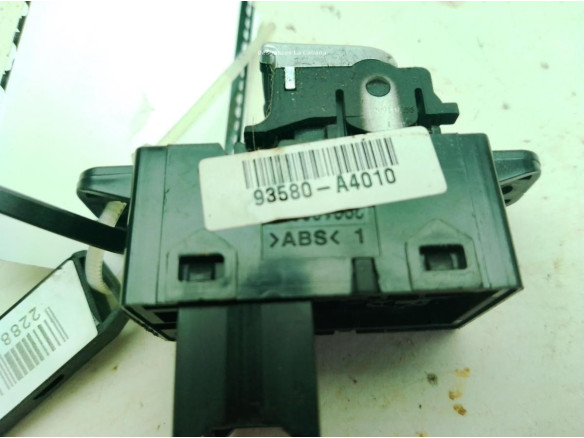93580A4010 MANDO ELEVALUNAS PUERTA LAT TRA IZQ KIA CARENS IV|Desguaces La Cabaña