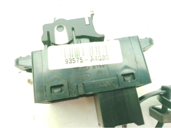 93575A4030 MANDO ELEVALUNAS PUERTA LAT DEL DER KIA CARENS IV|Desguaces La Cabaña