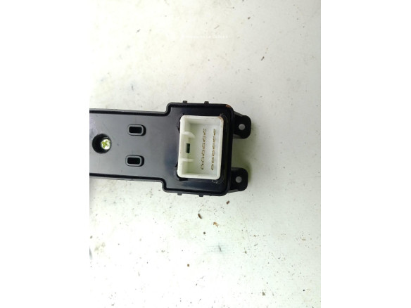 93580D3121 MANDO ELEVALUNAS PUERTA LAT TRA DER HYUNDAI TUCSON (TL)|Desguaces La Cabaña