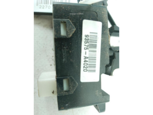93575A4020 MANDO ELEVALUNAS PUERTA LAT DEL DER KIA CARENS IV|Desguaces La Cabaña