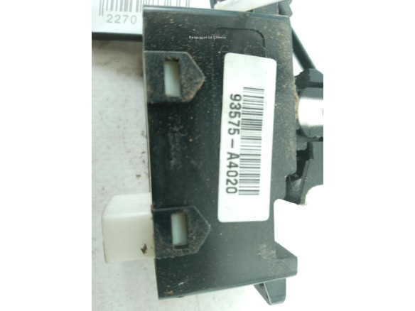 93575A4020 MANDO ELEVALUNAS PUERTA LAT DEL DER KIA CARENS IV|Desguaces La Cabaña