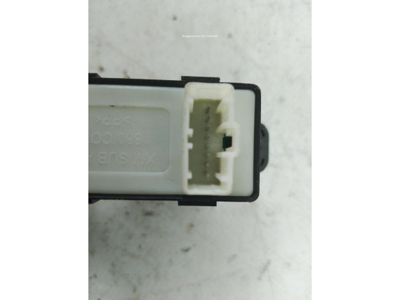 93580A4000 MANDO ELEVALUNAS PUERTA LAT TRA IZQ KIA CARENS IV|Desguaces La Cabaña