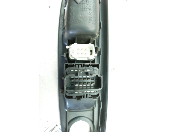 8200319427 MANDO ELEVALUNAS PUERTA LAT DEL IZQ RENAULT CLIO II (BB_, CB_)|Desguaces La Cabaña