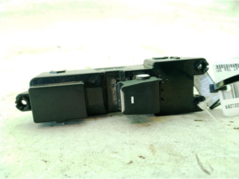 93580D3110 MANDO ELEVALUNAS PUERTA LAT TRA DER HYUNDAI TUCSON (TL)|Desguaces La Cabaña