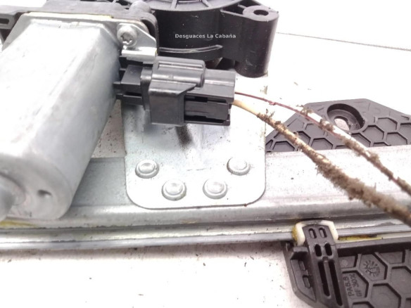 807213282R  ELEVALUNAS PUERTA LAT DEL IZQ DACIA SANDERO II|Desguaces La Cabaña