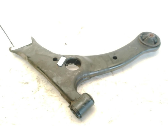 4806847040 BRAZO SUSPENSION DEL DER INF TOYOTA YARIS (_P1_)|Desguaces La Cabaña