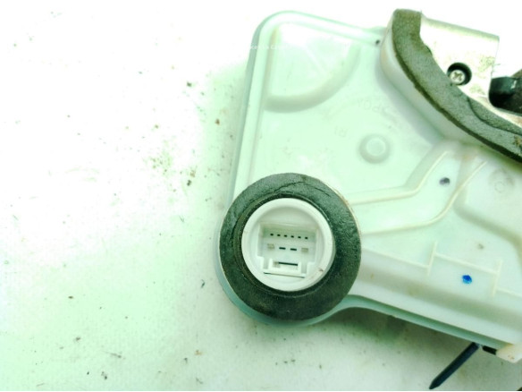 693100K100 CERRADURA PUERTA LAT DEL DER TOYOTA HILUX VIII Pick-up (_N1_)|Desguaces La Cabaña