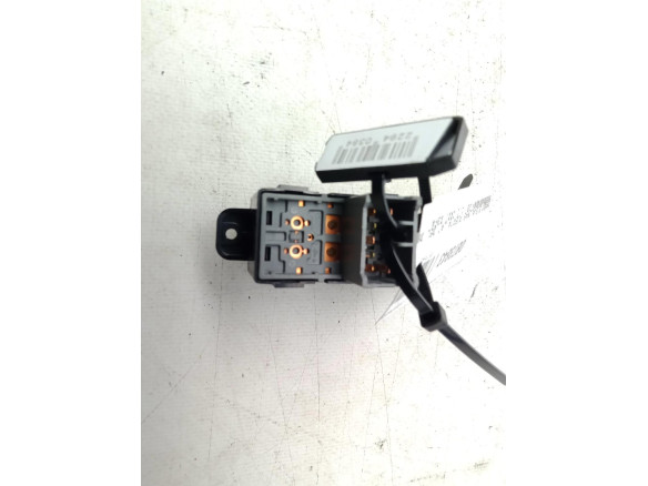 93580C80004X MANDO ELEVALUNAS PUERTA LAT DEL DER HYUNDAI i20 (GB)|Desguaces La Cabaña
