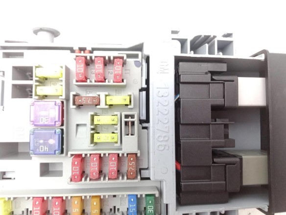 13222786 CAJA FUSIBLES INTERIOR (BSI) OPEL ASTRA J (P10) |Desguaces La Cabaña
