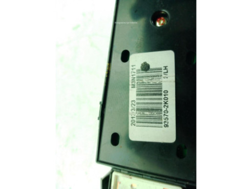 935702K010 MANDO ELEVALUNAS PUERTA LAT DEL IZQ KIA SOUL (AM)|Desguaces La Cabaña
