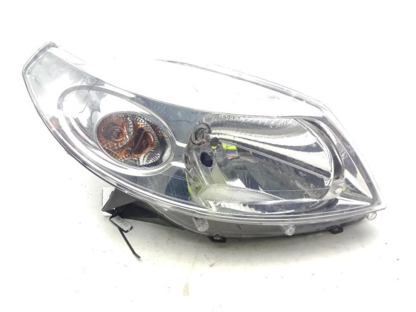  8200733877 FARO DERECHO DACIA SANDERO|Desguaces La Cabaña