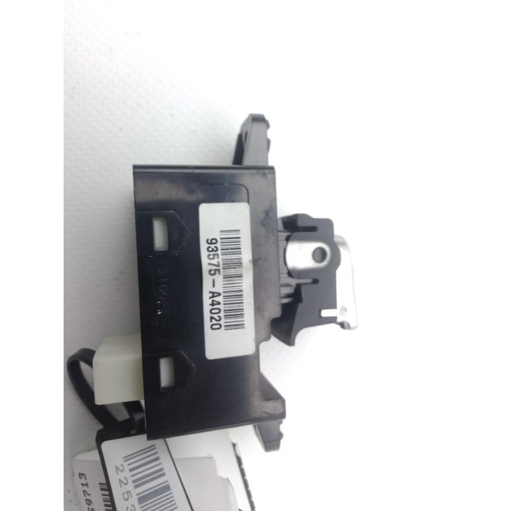93575A4020 MANDO ELEVALUNAS PUERTA LAT DEL DER KIA CARENS IV |Desguaces La Cabaña