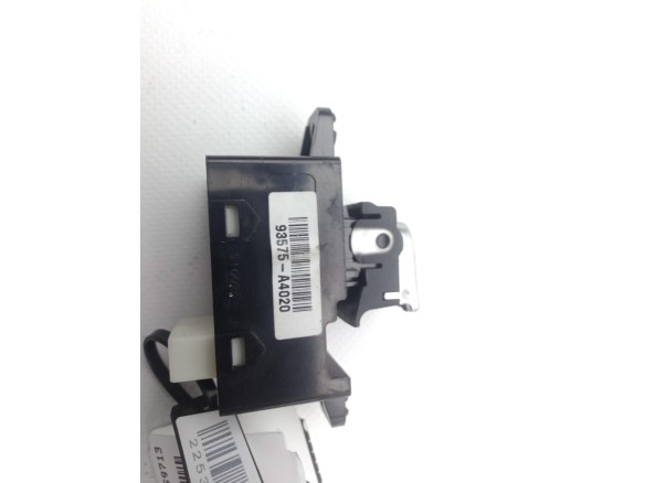 93575A4020 MANDO ELEVALUNAS PUERTA LAT DEL DER KIA CARENS IV |Desguaces La Cabaña