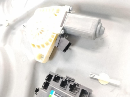 A1697303879 ELEVALUNAS PUERTA LAT TRA DER MERCEDES BENZ CLASE B (W245)|Desguaces La Cabaña