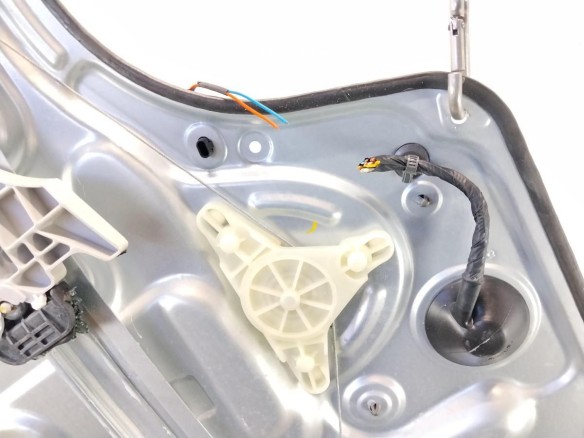 834711P030 ELEVALUNAS PUERTA LAT TRA IZQ KIA VENGA (YN)|Desguaces La Cabaña