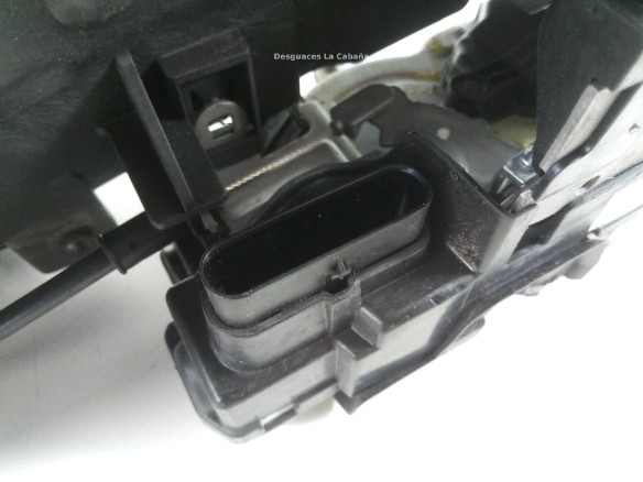 31440389 CERRADURA PUERTA LAT DEL IZQ VOLVO V40 Fastback (525, 526) |Desguaces La Cabaña