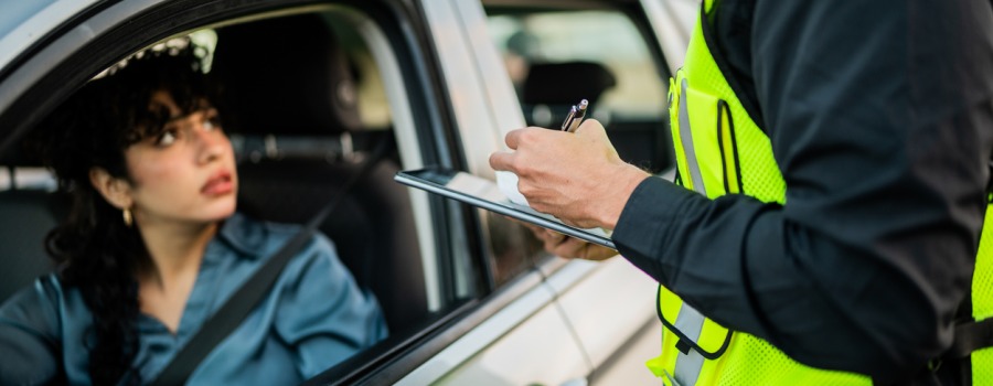 La DGT propone una sanción de 6 puntos por usar el móvil entre otras