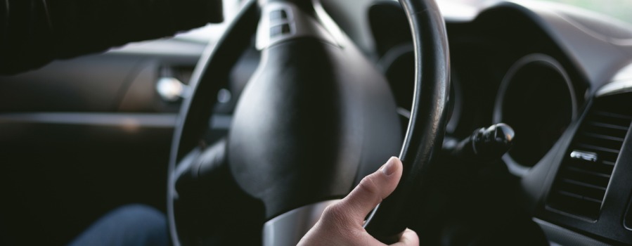 El volante vibra o tiembla con el coche en marcha, ¿qué está pasando?