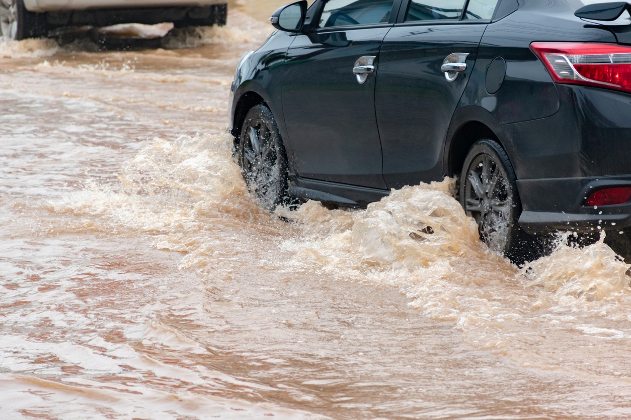 ¿Qué hacer con un coche inundado?